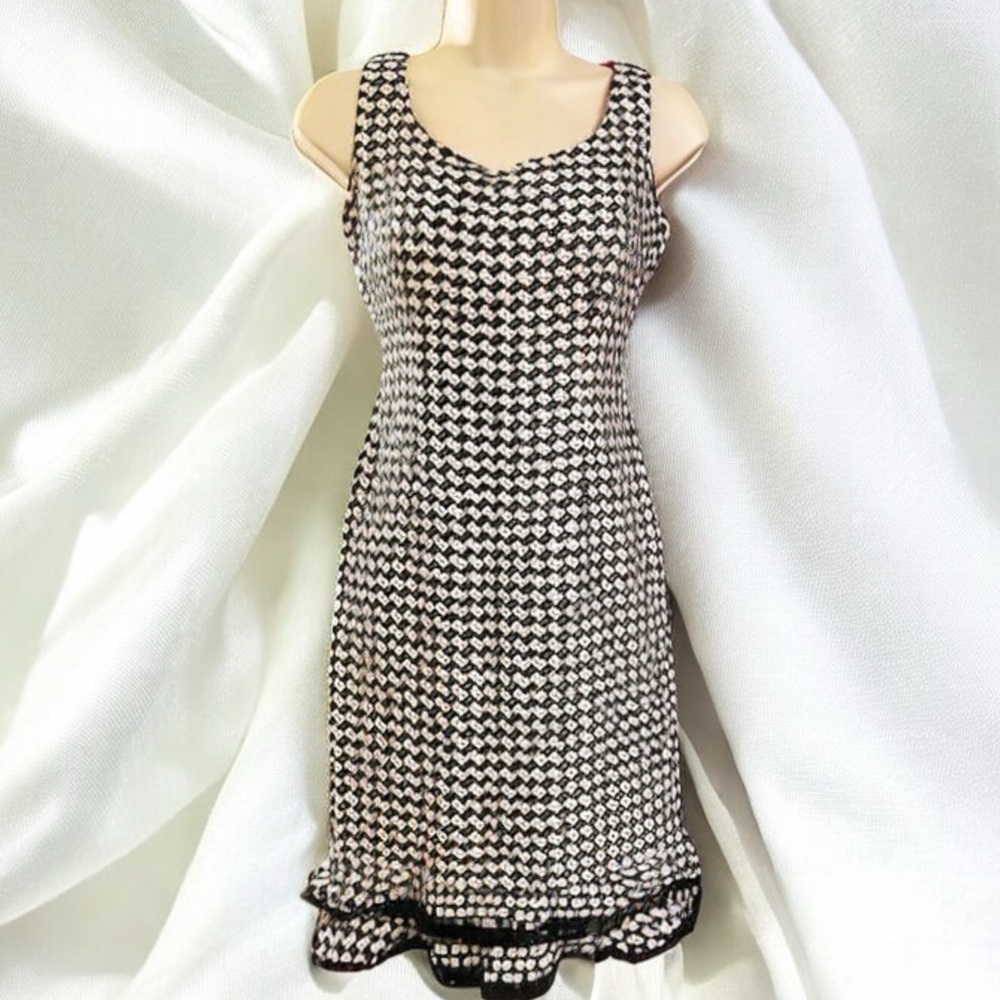 SIZE 4…….SARAH CAMPBELL……Black & White Woven Houndstooth Lined Cocktail Dress.